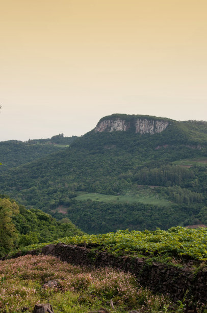 以山为背景的顶楼视图图片下载