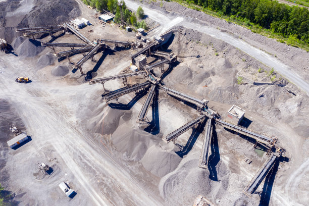 用于加工和分选碎石、沙子和砾石的破碎和筛分设备。从上面的观点图片下载