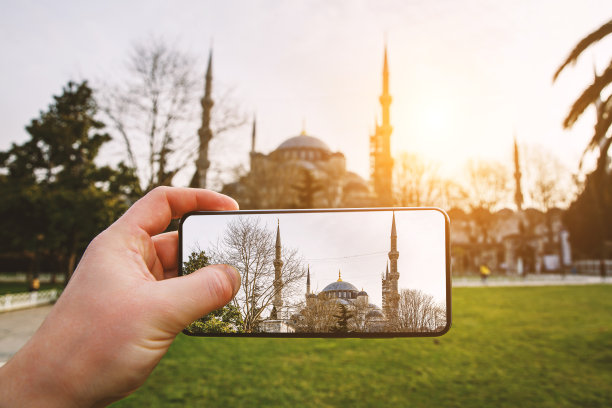 用智能手机拍摄土耳其伊斯坦布尔的照片。屏幕上的蓝色清真寺。图片下载
