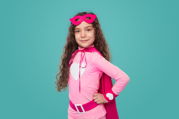 穿着超级英雄服装的自信女孩看着镜头图片下载