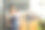 身穿围裙的亚洲年轻女咖啡师拿着平板电脑站在开着招牌的咖啡馆门前。图片下载