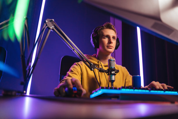 英俊的职业网络运动员直播电子竞技比赛的视频图片下载