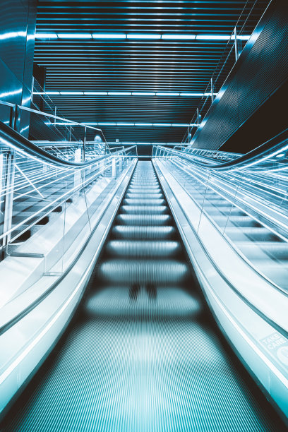 乘客们在金丝雀码头地铁站的自动扶梯上图片下载