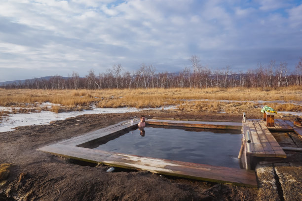 一个人在堪察加半岛的天然温泉里图片下载