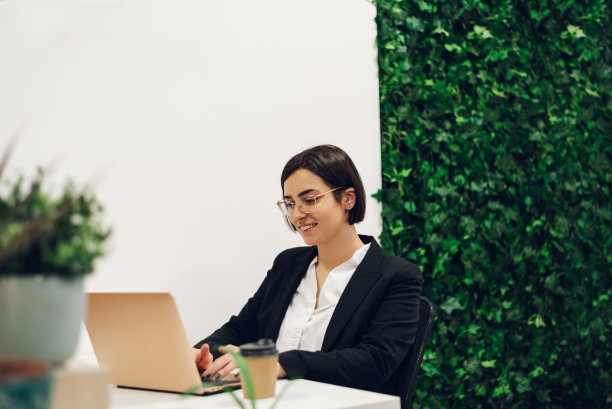 在创造性的办公环境中使用笔记本电脑工作图片下载