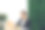 在创造性的办公环境中使用笔记本电脑工作图片下载