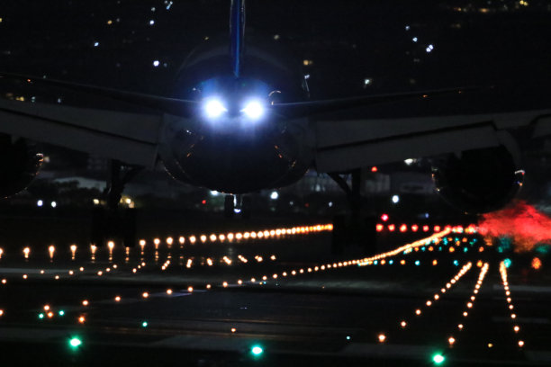 机场夜景和飞机图片下载