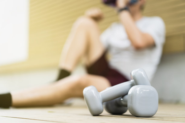 男人在锻炼后放松。图片下载