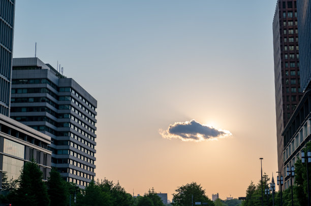 东京千代田区丸之内的夜晚城市景观图片下载