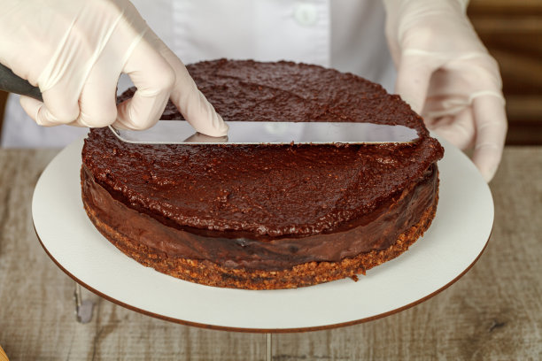 制作巧克力坚果奶油的糖果师用的是抹刀图片下载