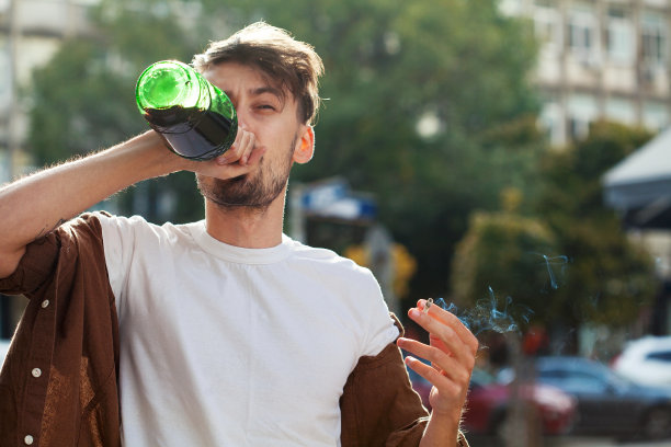 年轻人喝酒抽烟图片下载