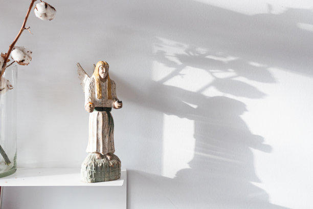 白墙上的石头天使图片下载