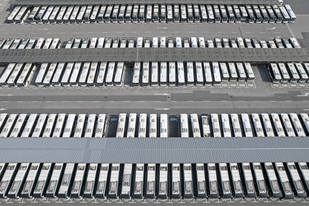 公交车站和充电站图片下载