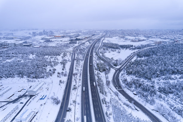 冬季伊斯坦布尔的一条高速公路图片下载