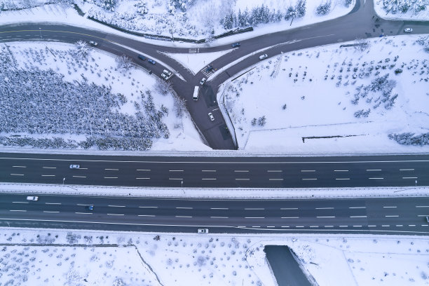 冬季伊斯坦布尔的一条高速公路图片下载
