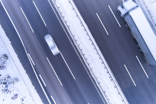 冬季伊斯坦布尔的一条高速公路图片下载