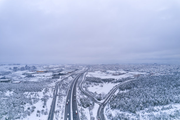冬季伊斯坦布尔的一条高速公路图片下载