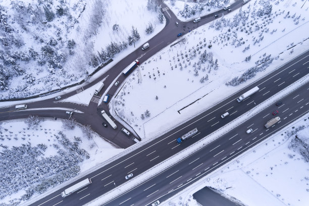 冬季伊斯坦布尔的一条高速公路图片下载