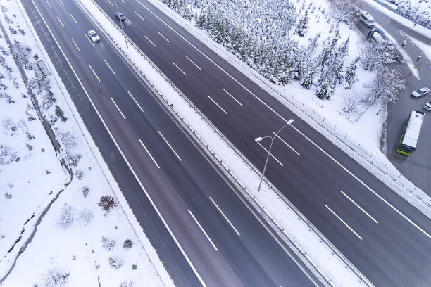 冬季伊斯坦布尔的一条高速公路图片下载