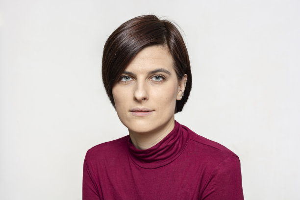 严肃的年轻女人的肖像图片下载
