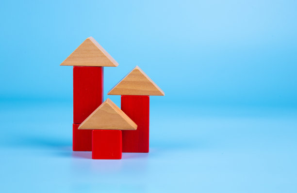 木头房子模型。房地产开发、社区。财产保险保护与买房概念。图片下载