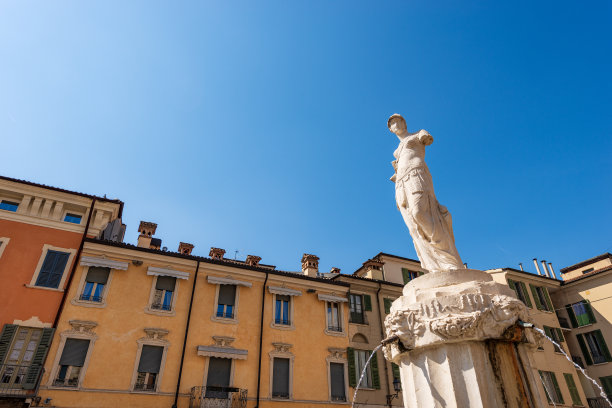 意大利伦巴第的布雷西亚市中心的大理石密涅瓦雕像图片下载