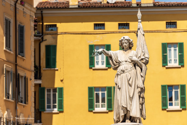 美丽的意大利或贝拉意大利的大理石雕像-布雷西亚伦巴第图片下载