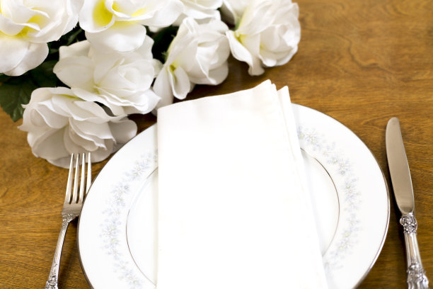 在桌子上放一束白玫瑰。图片下载