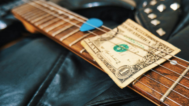 一美元钞票，吉他颈，琴拨和皮夹克图片下载
