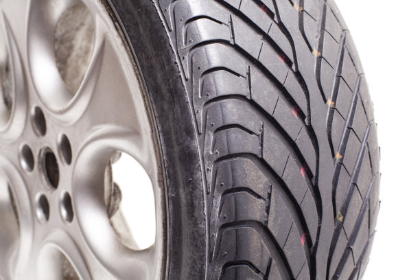 汽车车轮孤立在白色图片下载