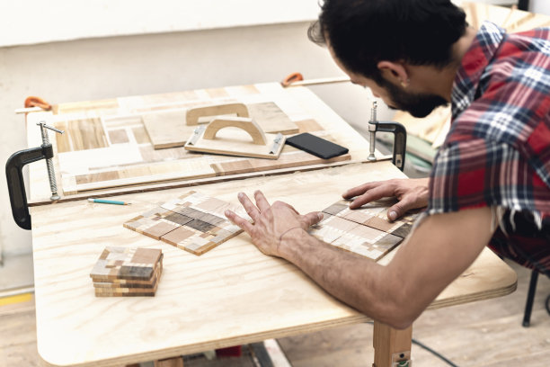 木匠在车间组装木板的特写镜头。图片下载