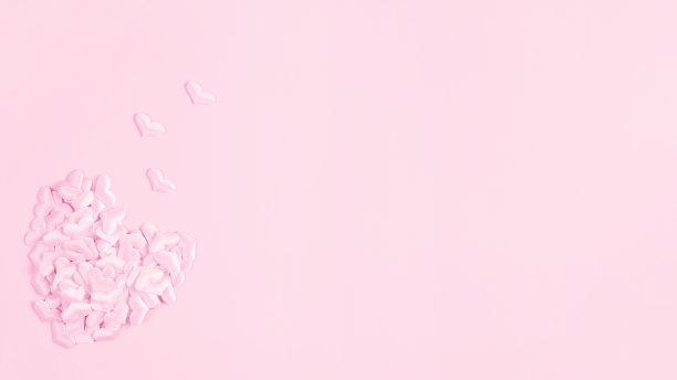 粉色背景上有颗粉色的心。图片下载