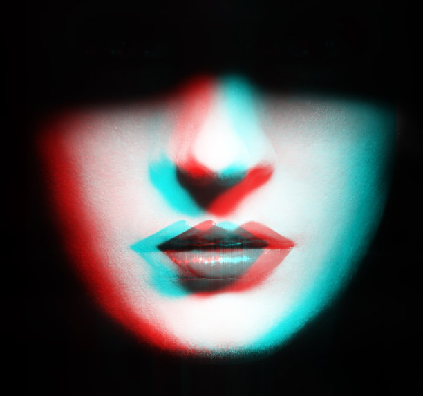 特写女人闪亮的嘴唇在RGB颜色效果图片下载