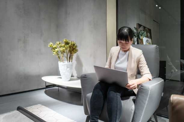 一个女人在家里用电脑工作图片下载