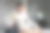 一个女人坐在她房间的沙发上，拿起一本书图片下载