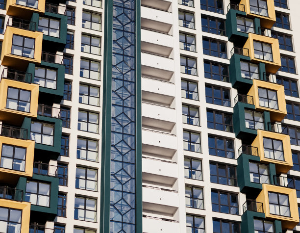 带窗户的彩色建筑图片下载