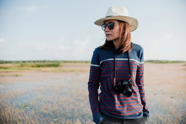 欣赏风景的亚洲女摄影师图片下载