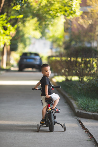 可爱的男孩骑着自行车图片下载