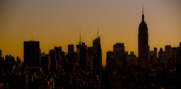 橘黄色的天空映衬出曼哈顿中城的轮廓图片下载