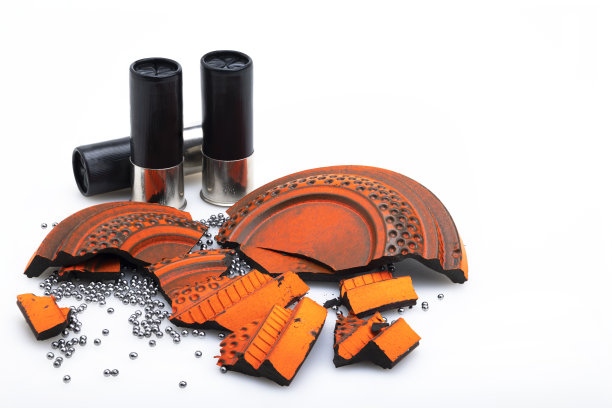 白色背景的碎泥靶和散弹枪子弹，射击游戏图片下载