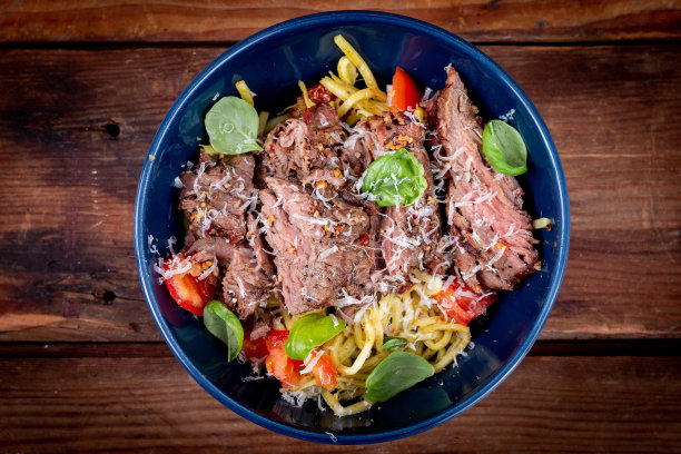 烤牛腩排配罗勒香蒜酱生酮意大利面图片下载