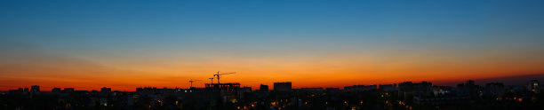 这是黎明前这座城市的全景照片。日出前美丽的天空。有房屋和建筑的天际线。图片下载