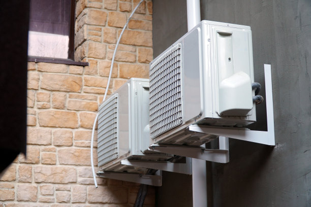 空调挂在大楼的墙上图片下载