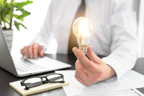 创业，创意理念与灯泡概念图片下载