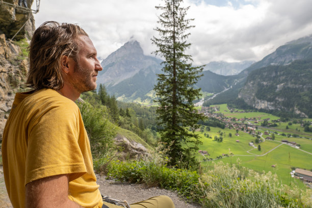费拉塔大街上的人凝视着风景，休息一下图片下载