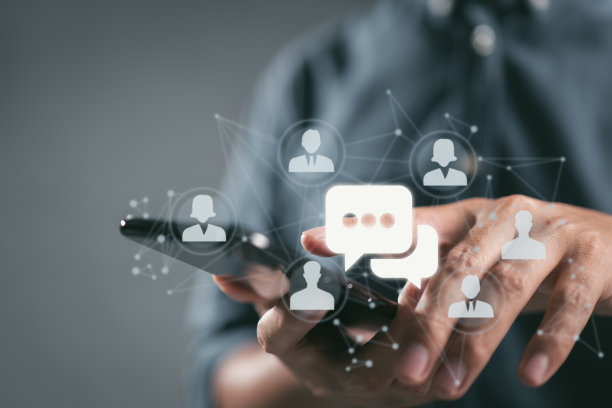 为了在线与朋友联系，人们连接到一个世界范围的网络。一群消费者在社交媒体上聊天，有人在手机上发短信。图片下载