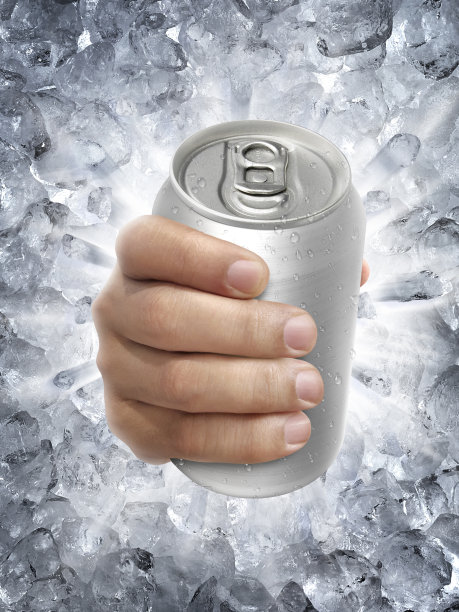 铝罐在手，在一个破冰飞溅的背景图片下载
