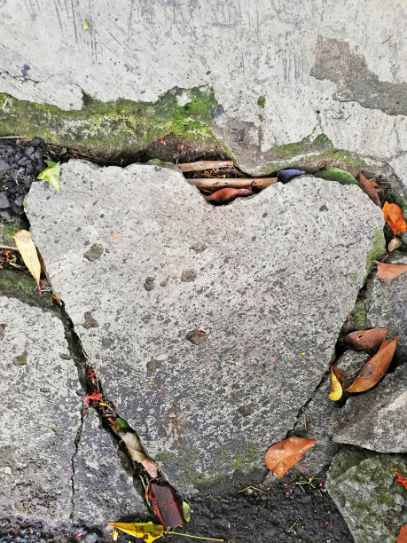 破碎的石头地板，以心或爱的形式图片下载