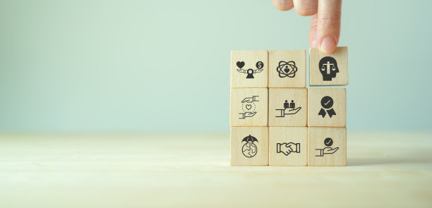 商业伦理概念。人类思想中的伦理。诚信经营，道德高尚。把带有伦理的方块放在一个头里面，和其他伦理图标站在一起。企业文化与持续成功图片下载