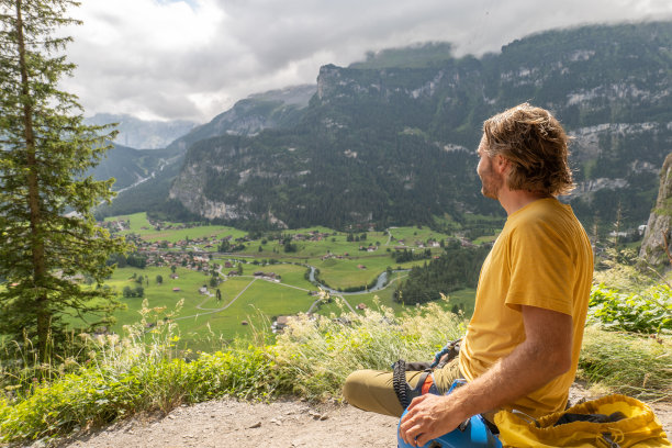 费拉塔大街上的人凝视着风景，休息一下图片下载
